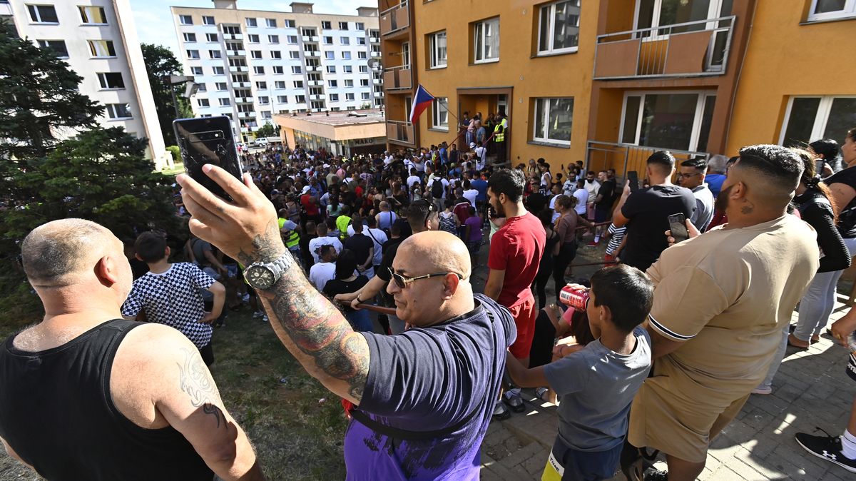 V Krupce na Teplicku se na demonstraci sešly stovky Romů